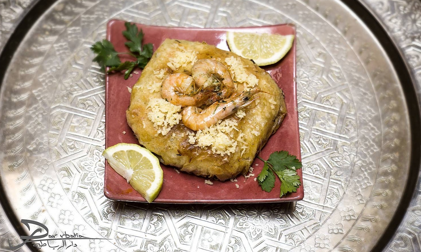 Pastilla aux fruits de mer garnie de crevettes, citron et coriandre